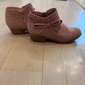Unr8ed Pink Faux Suede Side Bow & Side Zip Small Heel Reece Booties Girls Sz 4M